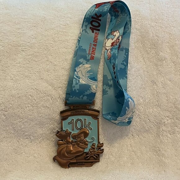2015 Run Disney Wine‎ & Dine 10K The Little Mermaid Theme Medal Sebastian Chef - Picture 2 of 5